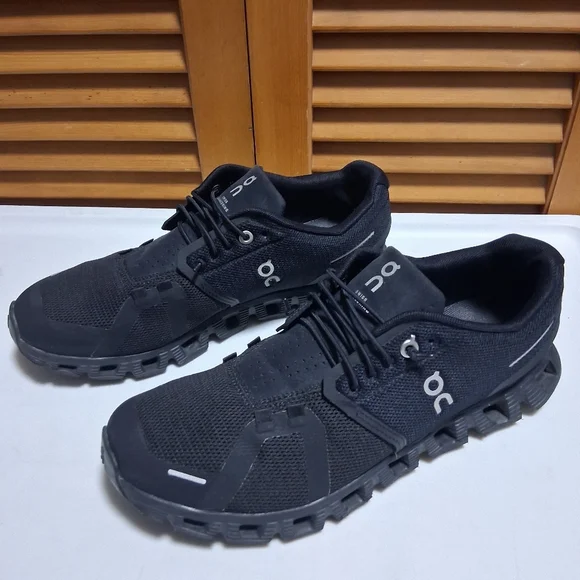 On Cloud 5 All Black Women's Waterproof Running Shoe * Size 9.5 - Picture 2 of 8